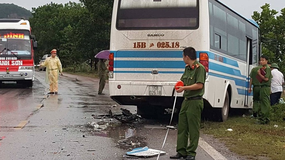 
Lực lượng CSGT, Công an TP. Cẩm Phả đã có mặt rại hiện trường, tổ chức đưa người bị thương đi cấp cứu, bảo vệ hiện trường...(ảnh CTV)
