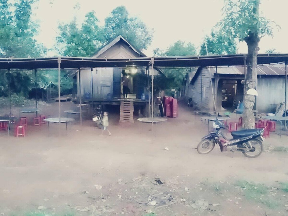 Bé gái mồ côi đuối nước thương tâm khi đi chăn bò - 1
Gia đình tổ chức mai táng cho em H’Cẩm Ly