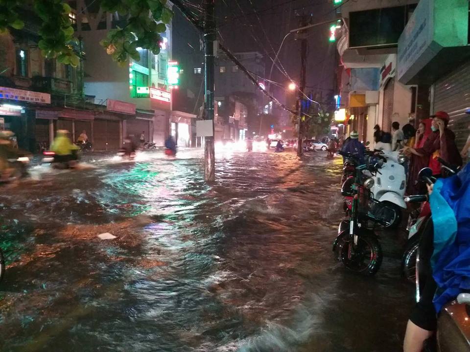 
Nhiều người không dám đi, đành chấp nhận đứng trú chờ mưa ngớt, nước rút.
