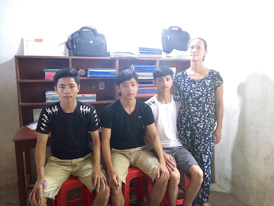 18 năm trước, gia đình anh chị vui mừng cùng lúc chào đón 3 cậu con trai chào đời. Thì thời điểm này, cả dòng họ phấn khởi và tự hào vì 3 cậu con trai yếu ớt ngày nào giờ cùng đậu chung vào một trường đại học với số điểm cao.