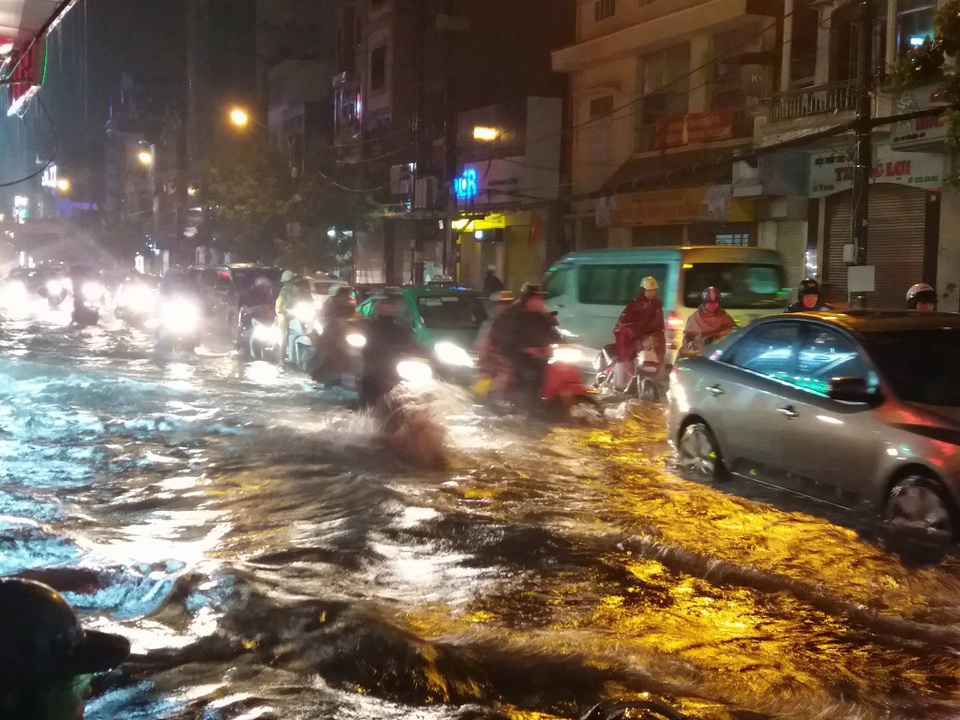 Giao thông trở nên hỗn loạn do đường bị ngập nước