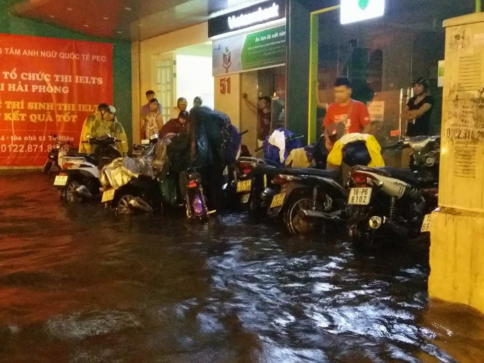 Hải Phòng mưa lớn, đường phố thành sông - 7