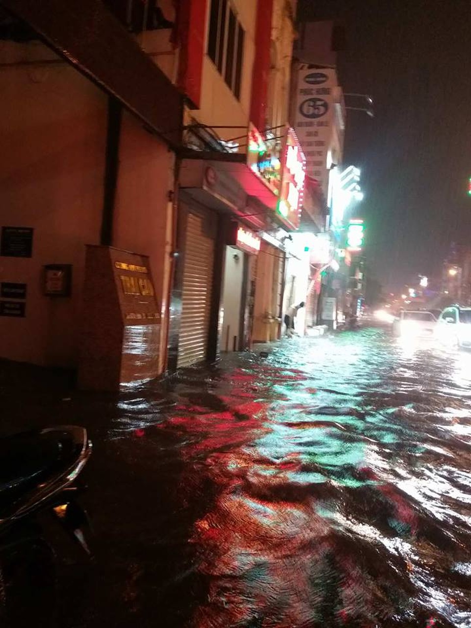 
Nhiều cửa hàng trên đường Tô Hiệu, Cầu Đất... đã buộc phải đóng cửa dù còn rất sớm
