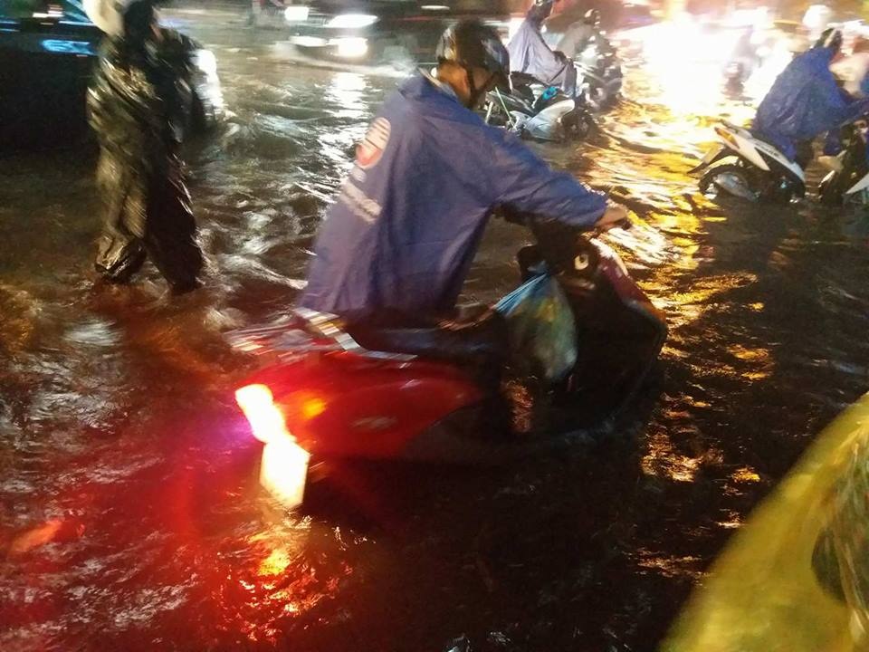 
Người dân chật vật trên đường về nhà.
