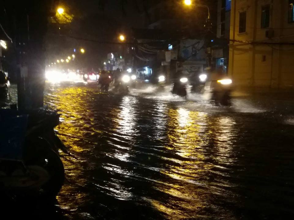 Đường Lạch Tray cũng thành sông