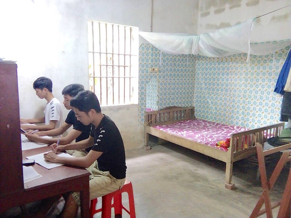 Các em lớn lên, học tập từ trong những ngày khốn khó của gia đình và giờ là thành quả ngọt bùi khi cả 3 đỗ vào Trường Sĩ quan Thông tin.