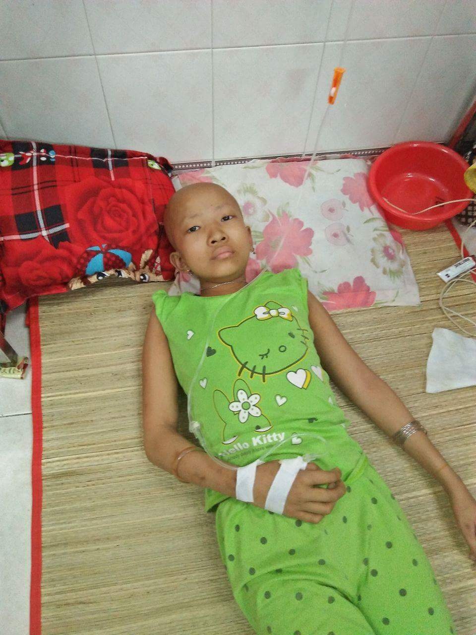 Nhà nghèo, cha bệnh, bé gái bị ung thư vật vờ chờ chết - 8 Chị Xuyến chỉ mong mỗi lúc con phát bệnh, mình có tiền để đánh thuốc cho cái bướu ác nghiệt xẹp xuống, cho con gái đỡ đau đớn hơn