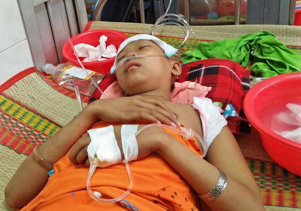 Nhà nghèo, cha bệnh, bé gái bị ung thư vật vờ chờ chết - 1 5 năm trời Phượng chống chọi với căn bệnh quái ác