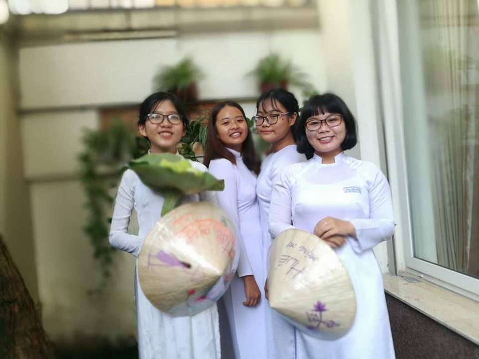 “Nữ sinh mặc áo dài đến trường sẽ được vô số thứ” - 3 “Nữ sinh mặc áo dài đến trường sẽ được vô số thứ” - 3