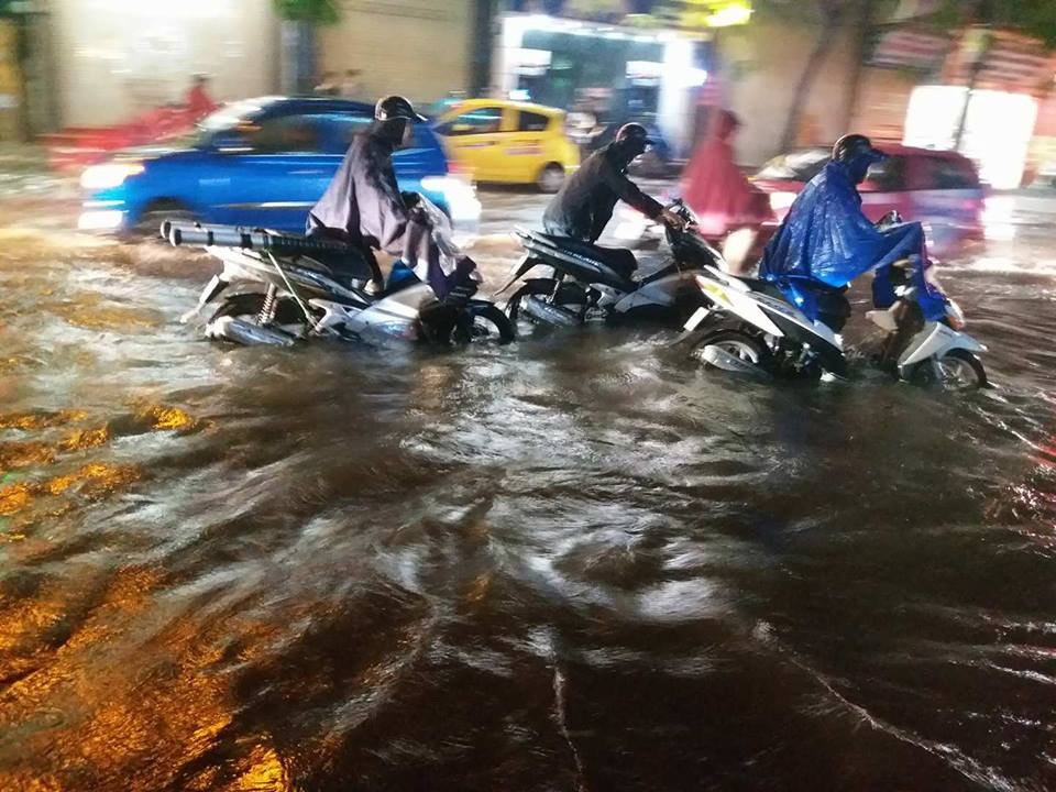 
Nước ngập sâu khiến việc lưu thông rất khó khăn.
