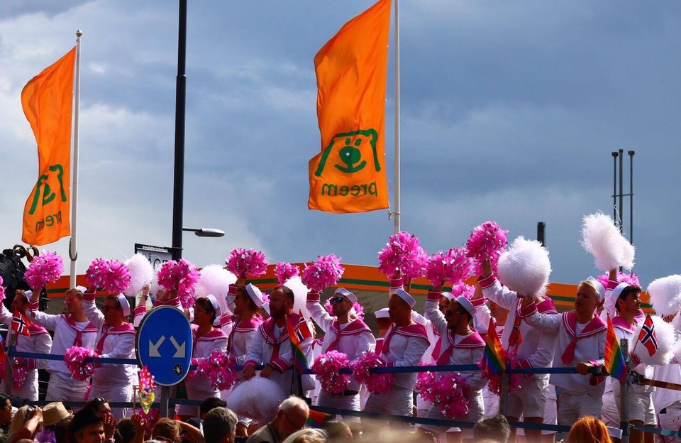 Diễu hành ủng hộ bình đẳng giới "đốt nóng" Stockholm - 6
Nhiều đoàn từ các quốc gia trên thế giới cũng tham gia cuộc diễu hành Stockholm Pride năm nay. Đoàn từ nước láng giềng Na Uy, trong trang phục thuỷ thủ, là một trong những đoàn diễu hành đầu tiên và đã tạo nên không khí vô cùng sôi động.