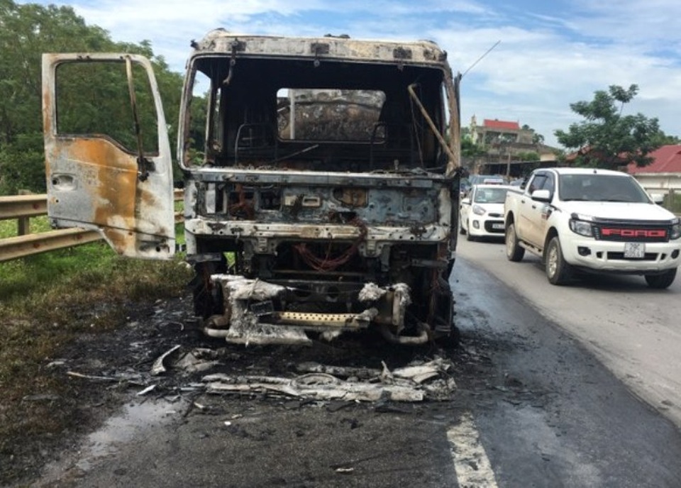 Xe bồn chở dầu bốc cháy ngùn ngụt - 3 Phần đầu chiếc xe bị thiệu rụi