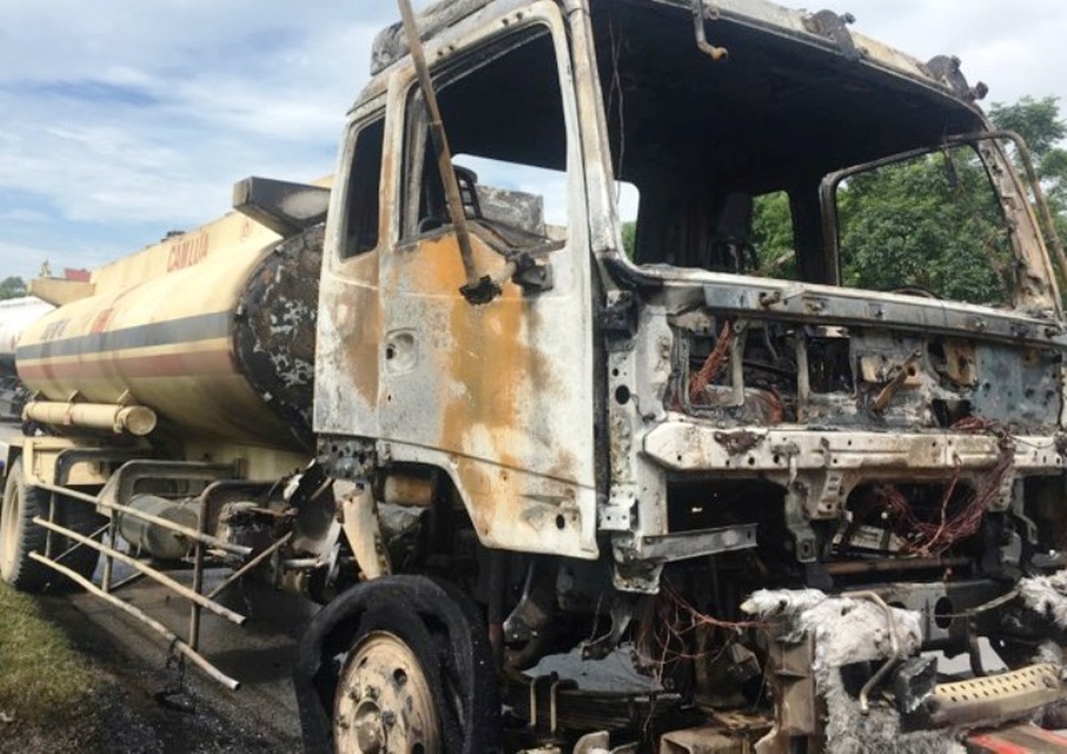 Xe bồn chở dầu bốc cháy ngùn ngụt - 1 Hiện trường vụ cháy