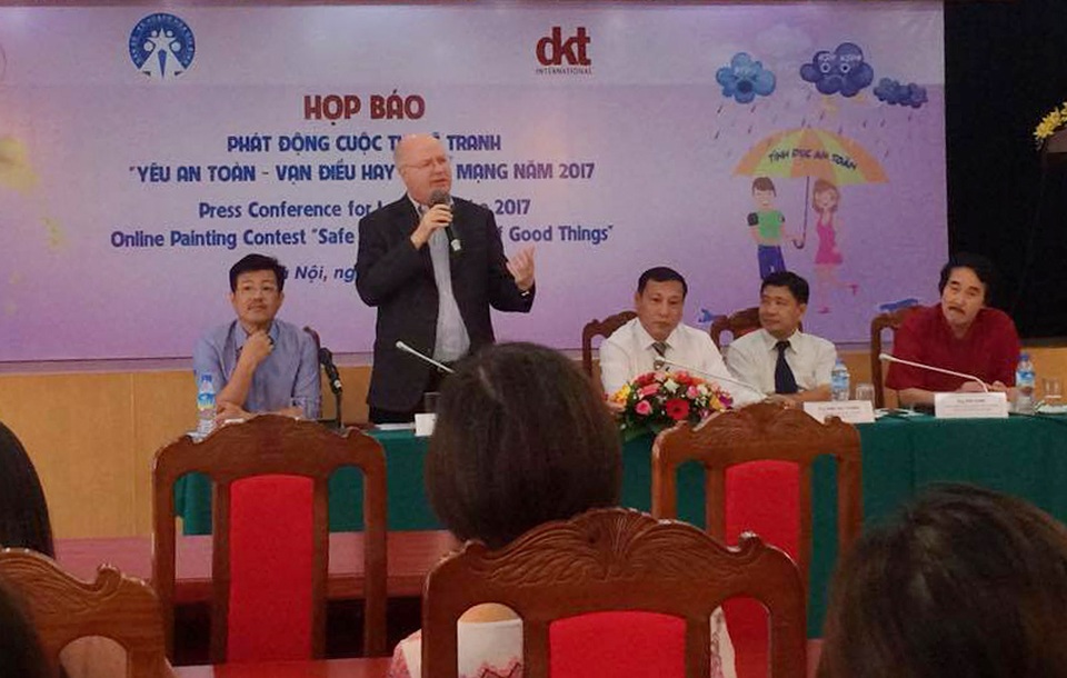 Phát động cuộc thi vẽ tranh “Yêu an toàn - Vạn điều hay” trên mạng 2017 - 2 Ông Michael Evans - Trưởng đại diện phát ngôn của tổ chức DKT International Inc tại Việt Nam chia sẻ tại buổi phát động cuộc thi vẽ tranh “Yêu an toàn - Vạn điều hay”