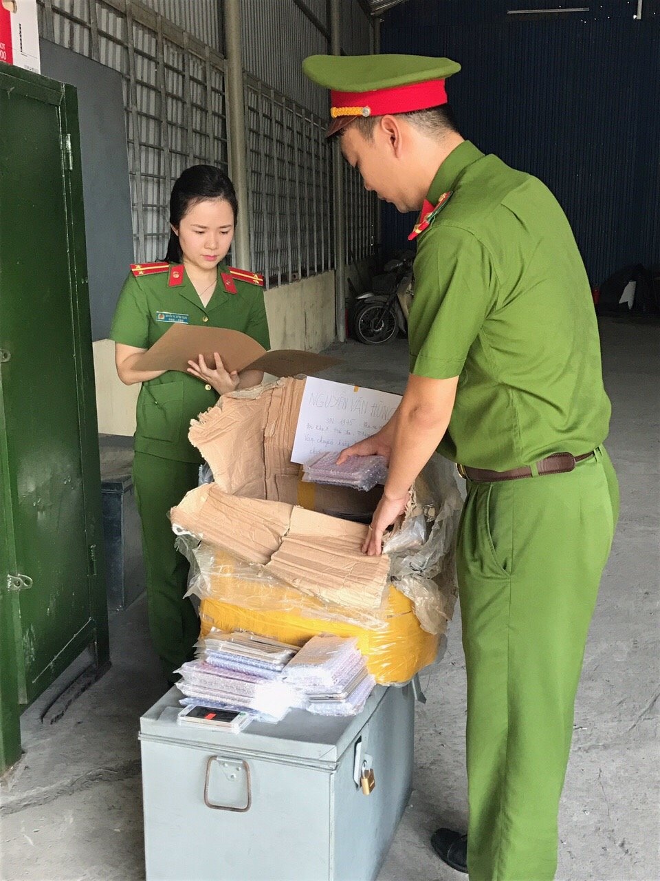 Bắt giữ lô hàng điện thoại nhập lậu số lượng lớn - 1 Công an TP. Cẩm Phả phát hiện lô hàng nhập lậu trị gái lớn (ảnh CTV)