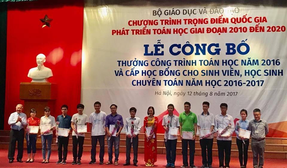 Trao thưởng công trình toán học xuất sắc và học bổng cho HS,SV chuyên toán - 1
Các giảng viên đại học và học sinh chuyên toán học nhận giải thưởng và học bổng