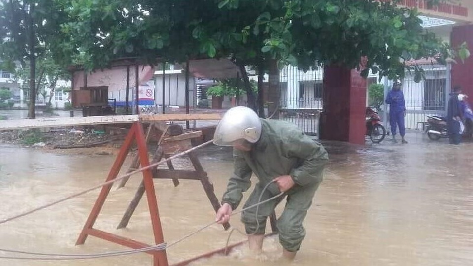 Mưa lớn gây ngập tại Hạ Long, một học sinh bị cuốn xuống cống - 1
Khu vực cống khiến một học sinh lớp 8 bị cuốn xuống (ảnh N.T)