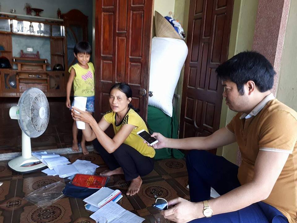 “Quan huyện” lập kế lừa dân cuỗm đất vàng giá rẻ - 2
Chị Luân thuật lại câu chuyện bị cán bộ Phòng TN&MT huyện Lộc Hà lừa bán đất vàng với giá rẻ.