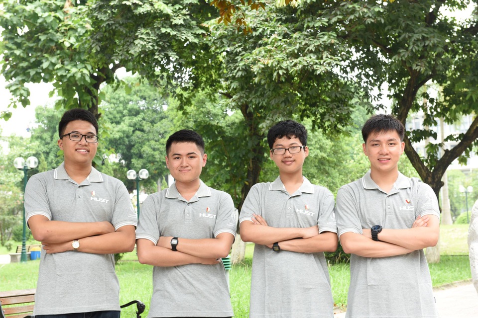 4 chàng trai Olympic quốc tế cùng nhập học vào ĐH Bách khoa Hà Nội - 1
4 chàng trai Olympic quốc tế cùng nhập học vào trường ĐH Bách khoa HN (Nguyễn Cảnh Hoàng, Trần Hữu Bình Minh,Đinh Anh Dũng, Phan Tuấn Linh (từ trái qua)