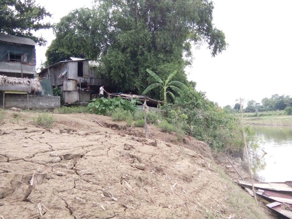 Dân chênh vênh sống bên bờ sông sạt lở - 1 Dân chênh vênh sống bên bờ sông sạt lở - 1