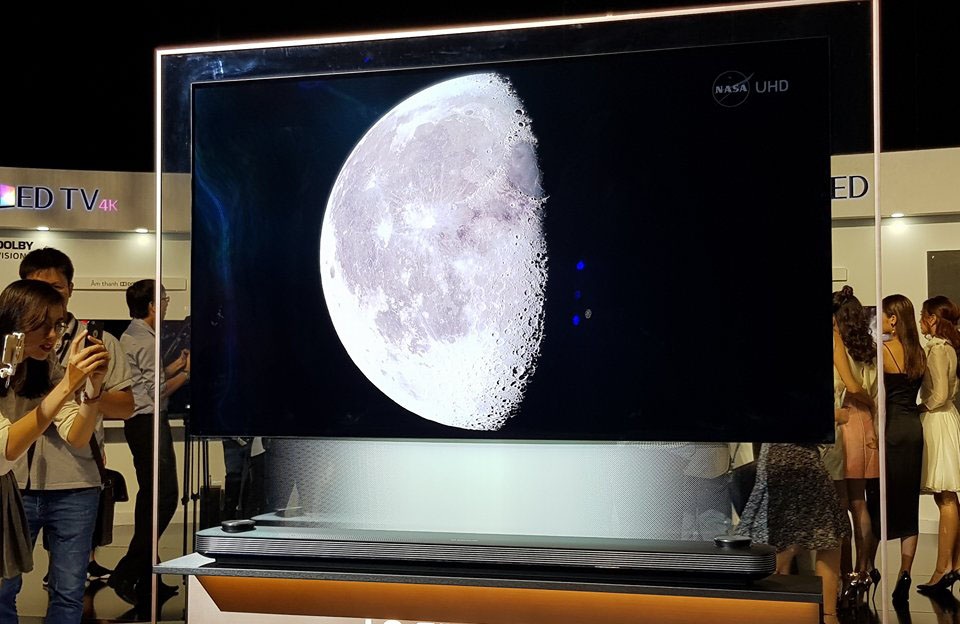 TV OLED siêu mỏng về VN với giá 650 triệu đồng - 2 Thế hệ OLED mới mỏng và khả năng hiển thị nền đen hoàn hảo