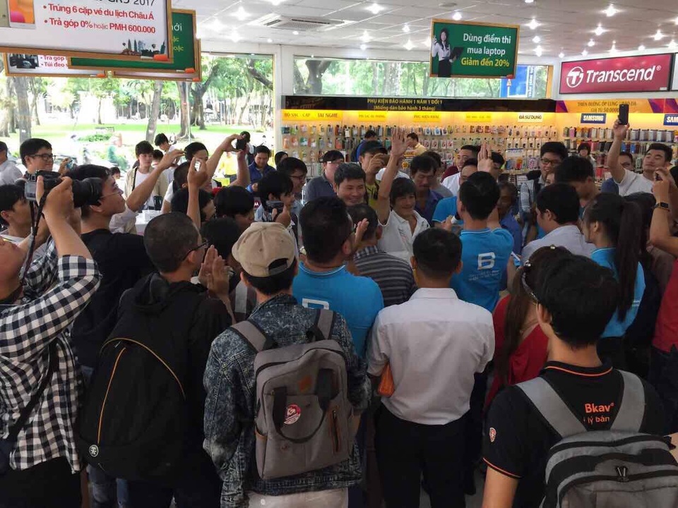Bphone 2017 "tiến vào" Sài Gòn, chuẩn bị bán ra vào ngày 19/8 - 2 Bên trong một shop bán hàng của TGDĐ, người trải nghiệm khá đông và hào hứng