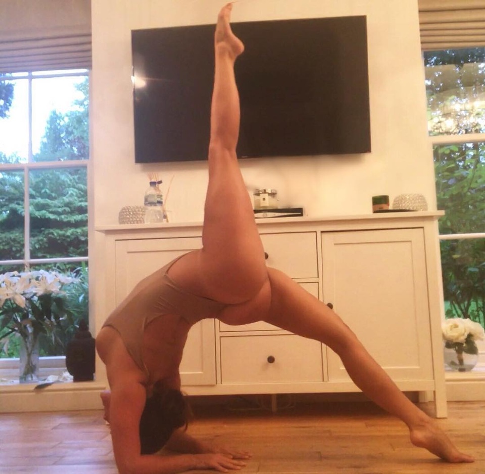 Người đẹp Anh phát ốm khi ngực ngày càng to - 7
Casey Batchelor thường xuyên chia sẻ các bài tập Yoga của cô trên trang cá nhân