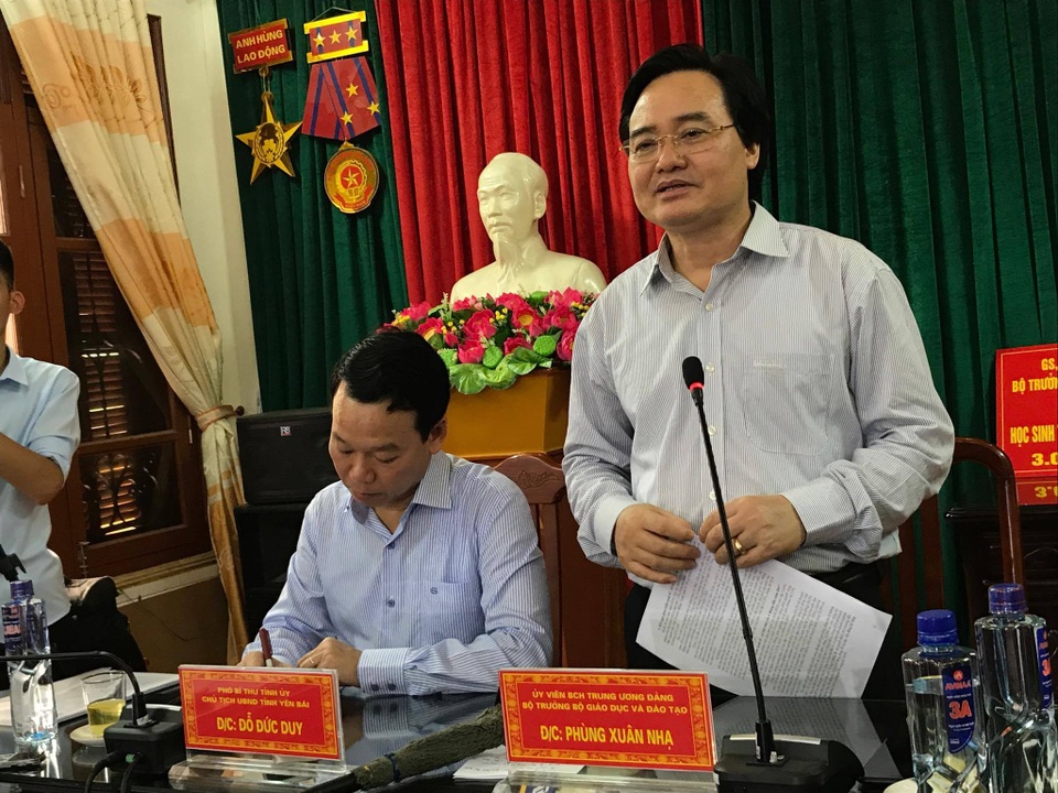 Bộ trưởng Phùng Xuân Nhạ chia sẻ khó khăn với học sinh vùng lũ Mù Cang Chải - 7 Bộ trưởng Phùng Xuân Nhạ chia sẻ khó khăn với học sinh vùng lũ Mù Cang Chải - 7