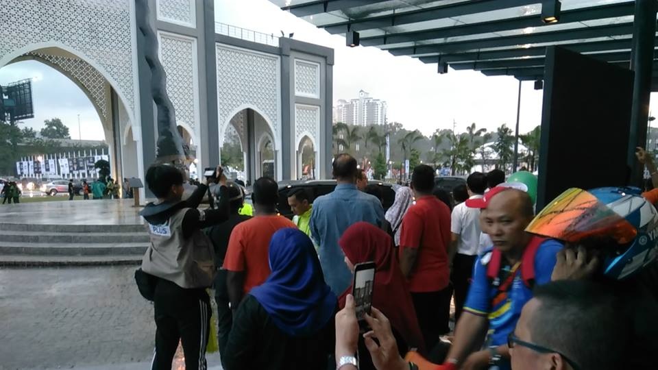 Lễ khai mạc SEA Games 29: Bữa tiệc đậm đà bản sắc văn hóa - 21
Quang cảnh bên ngoài sân Bukit Jalil khá gọn gàng dù lễ khai mạc chỉ còn chưa đầy 1 giờ nữa sẽ diễn ra