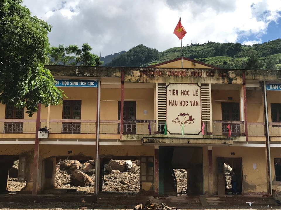 Bộ trưởng Phùng Xuân Nhạ chia sẻ khó khăn với học sinh vùng lũ Mù Cang Chải - 2 Bộ trưởng Phùng Xuân Nhạ chia sẻ khó khăn với học sinh vùng lũ Mù Cang Chải - 2