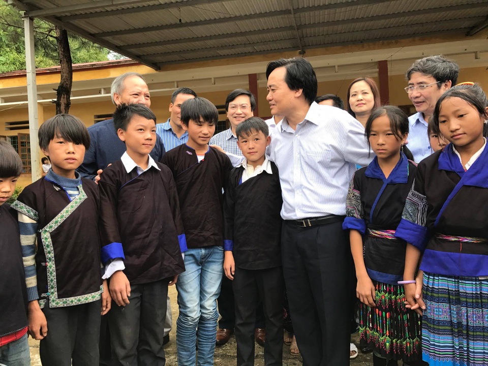 Bộ trưởng Phùng Xuân Nhạ chia sẻ khó khăn với học sinh vùng lũ Mù Cang Chải - 9
Bộ trưởng Phùng Xuân Nhạ với học sinh trường PTDT bán trú - THCS Cao Phạ