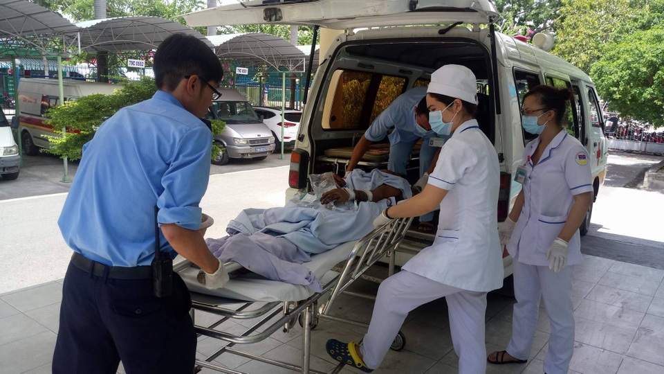 Nổ bom kinh hoàng 6 người chết ở Khánh Hòa - 3 
Nạn nhân bị thương được đưa đi cấp cứu.