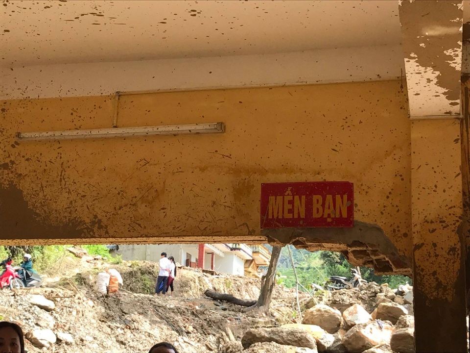 Bộ trưởng Phùng Xuân Nhạ chia sẻ khó khăn với học sinh vùng lũ Mù Cang Chải - 4 Bộ trưởng Phùng Xuân Nhạ chia sẻ khó khăn với học sinh vùng lũ Mù Cang Chải - 4