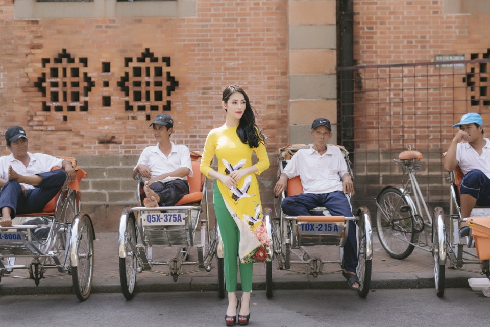 Tình cũ Trấn Thành xuống phố cùng Mai Thu Huyền - 7 Giữa bộn bề phố thị mùa cuối năm, sẽ an nhiên biết bao, hạnh phúc biết bao khi ta bắt gặp đôi tà áo dài dịu dàng xuống phố...