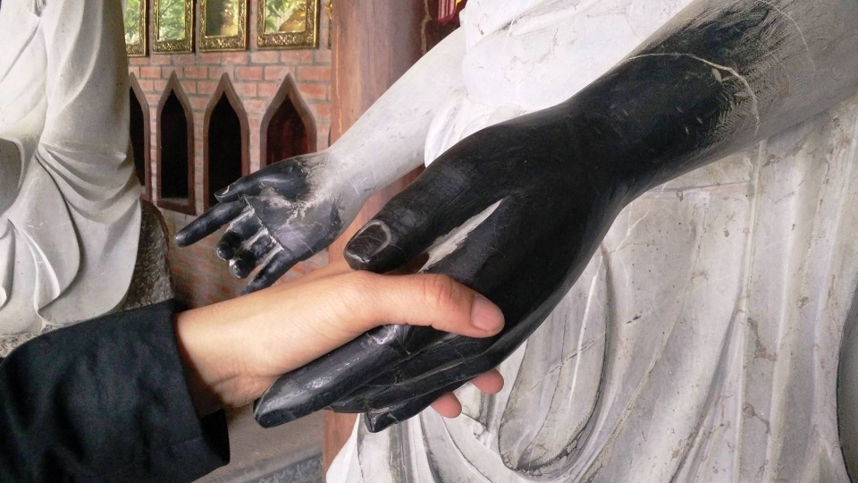 Nhiều du khách không những vô tư thoải mái sờ vào người, các bộ phận trên cơ thể tượng phật mà còn bắt tay làm biến đổi màu tay phật bằng đá dẫn đến bị đen kịt trong rất xấu và phản cảm.