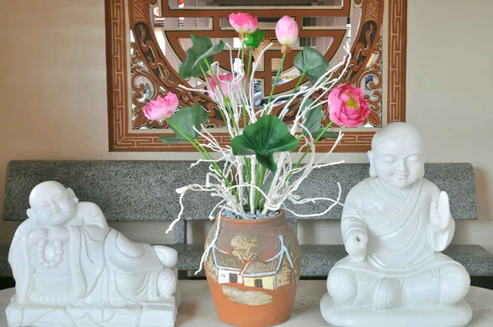 Ngỡ ngàng cảnh đẹp của ngôi chùa ở ngoại ô Đà Nẵng - 7
Cảnh chùa thanh tịnh, bên ngoài bạn có thể chụp ảnh thoải mái nhưng khi vào chánh điện thì không được chụp ảnh vì điều đó sẽ làm ảnh hưởng đến nơi tôn nghiêm, thanh tĩnh.