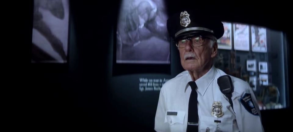Stan Lee vào vai một nhân viên bảo vệ làm mất bộ trang phục của Captain America trong ca trực ở phòng trưng bày (chính Captain đã đánh cắp bộ đồ). Cảnh trong phim “Captain America: The Winter Soldier” (Captain America: Chiến binh mùa đông - 2014).