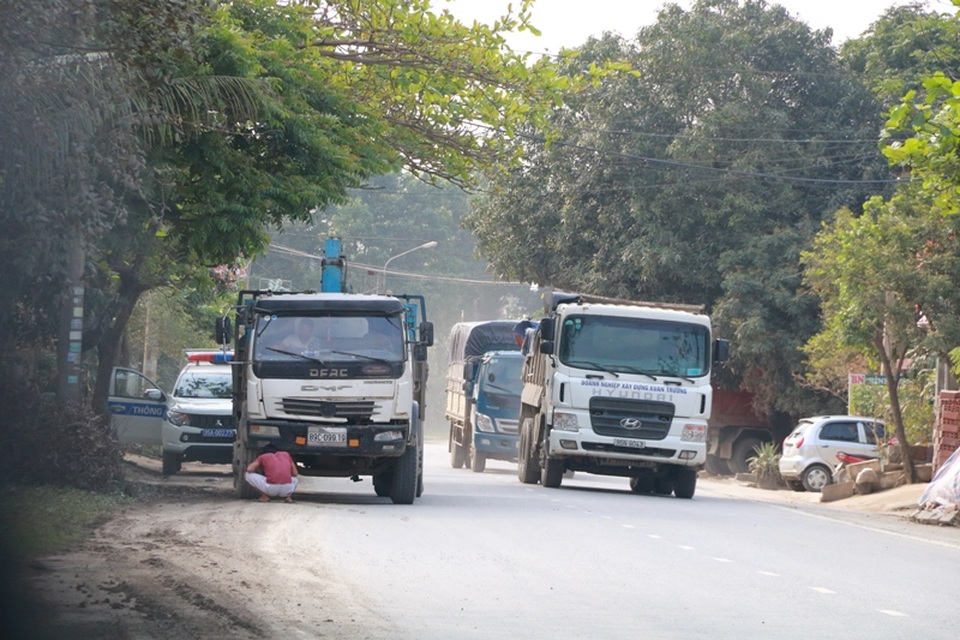 Ninh Bình: Xe tải hoành hành, quốc lộ 12B nát như… tương - 12 Chiếc xe cẩu chở đầy đá (bên trái) bị lực lượng CSGT dừng lại kiểm tra.