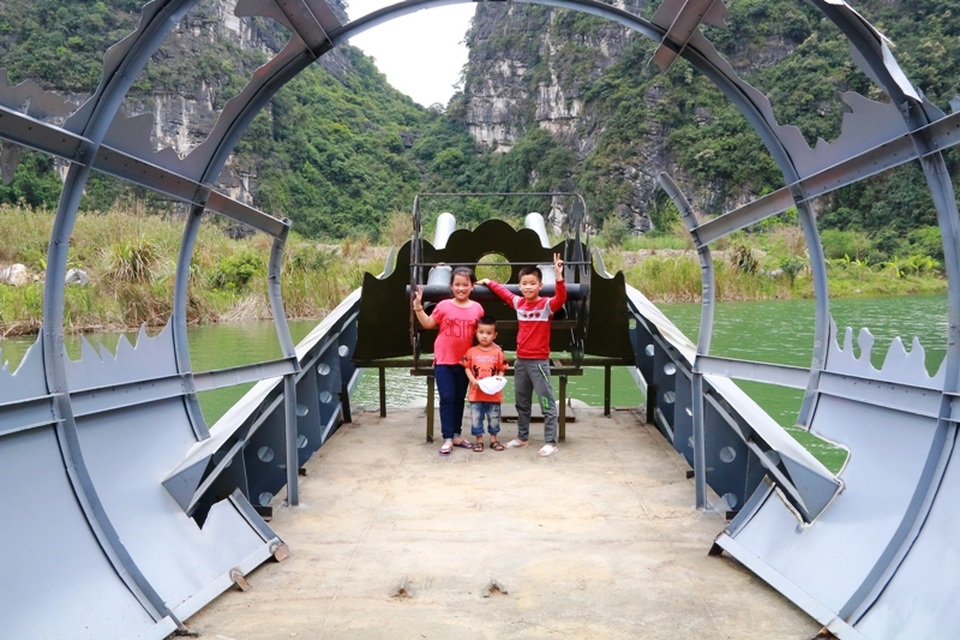 Cũng tại phim trường Kong: Skull Island, chiếc tàu làm bằng xác máy bay cũng được phục dựng giống như trong phim để du khách tham quan và chụp ảnh lưu niệm.