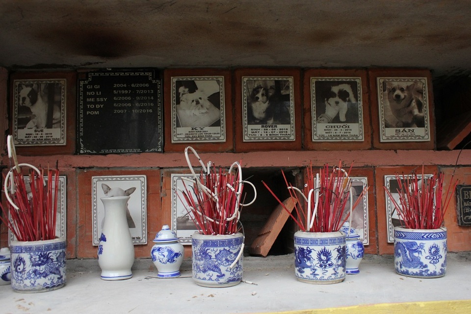 Người Hà Nội chi tiền triệu "an táng" cho chó mèo - 6 Chủ nhân của nghĩa trang độc đáo này cho hay, trước khi an táng vật nuôi sẽ được tiến hành đầy đủ các thủ tục như: “nhập quan”, “đọc lời cầu nguyện”, “thắp hương”… “Dị hơn”, sau 3 năm nghĩa trang lại tiến hành “cải táng” một lần. Chủ của vật nuôi có thể tiến hành mang “tro cốt” về hoặc để lại “thủy táng”.