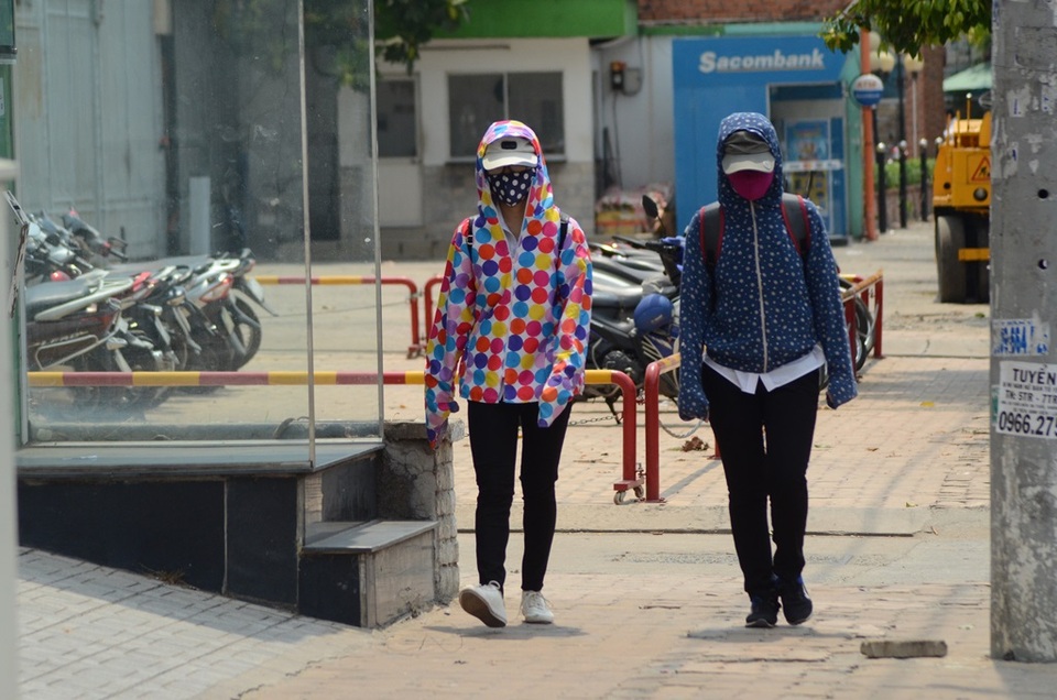Sài Gòn nắng nóng đến nỗi… không nhận ra nhau - 15
Đi bộ vào buổi trưa là phải thế này.