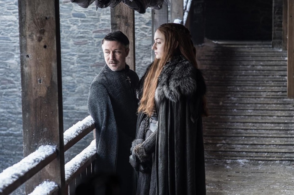 “Ngón tay út” và vẻ ngoài lạnh lùng, khó đoán, tiếp tục xuất hiện bên nàng Sansa mà ông ta dường như có dành tình cảm. Mặc dù “Ngón tay út” có công lớn trong việc nhờ tới các hiệp sĩ xứ Vale giúp nhà Stark giành lại thành lũy Winterfell, nhưng Sansa vẫn chưa quên việc chính con người này đã đưa cô vào làm dâu cho nhà Bolton và phải chịu những điều cay đắng.