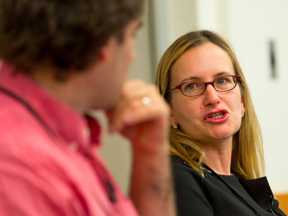 Tuy nhiên mọi thứ không nằm trong dự tính của Marissa Mayer khi các khoản doanh thu năm của Yahoo vẫn liên tục giảm, khiến cô gặp sức ép vô cùng lớn từ các nhà đầu tư. Mayer dần đánh mất những cánh tay phải như CMO Kathy Savitt hay CDO Jackie Reses, khi họ phản đối quyết định chi tới 3 tỷ đô la để mua những công ty mới thành lập như Tumblr hay Polyvore - mà không ai trong số đó ghi nhận khả năng tăng trưởng đáng chú ý.