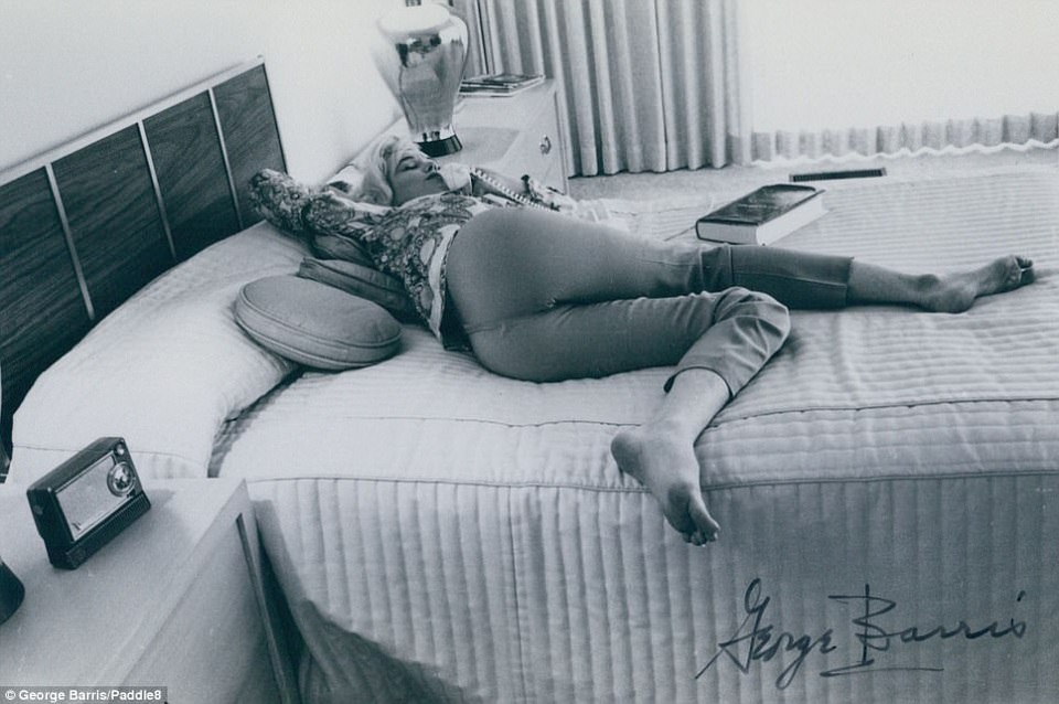 Bộ ảnh được thực hiện tại nhiều địa điểm xung quanh thành phố Los Angeles.