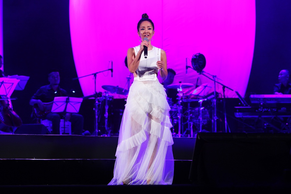 Diva Hồng Nhung nằm ngửa hát, Tùng Dương bật khóc trên sân khấu - 11
Hồng Nhung thể hiện ca khúc do chính mình sáng tác Giấc mơ tôi.
