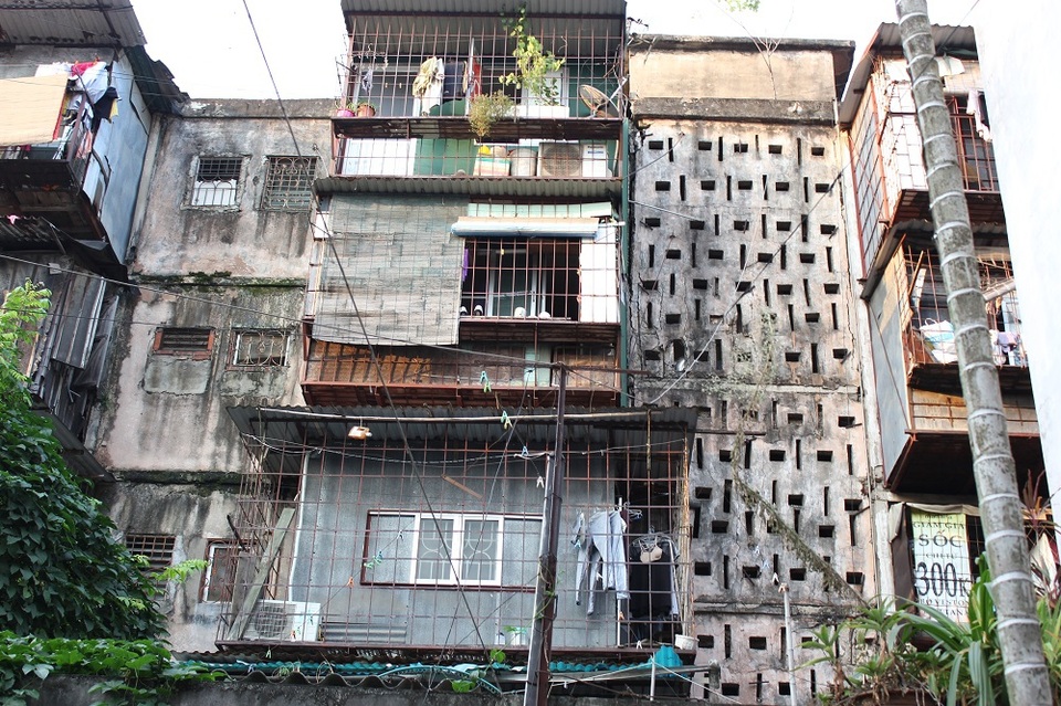 Khu nhà ở Thủ đô nứt toác, nghiêng ngả, chống đỡ bằng khung sắt - 14
Hình ảnh xuống cấp, tàn tạ của khu nhà.