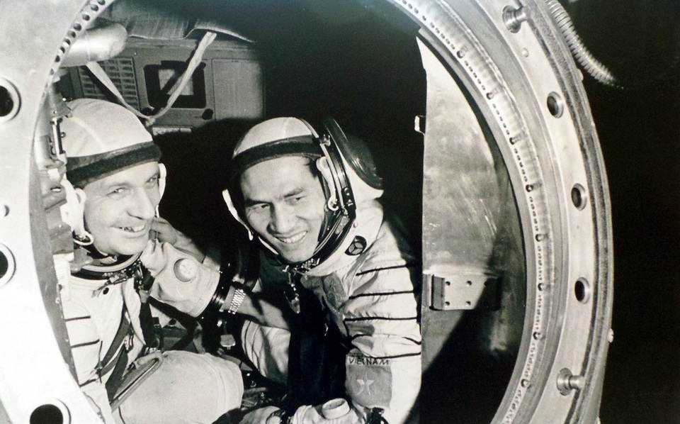 Ngày 23/7/1980, tàu Liên hợp 37 của Liên Xô chở nhà du hành vũ trụ đầu tiên của Việt Nam Phạm Tuân và nhà du hành vũ trụ Liên Xô Go-Rơ-Bát-Cô đã bay vào vũ trụ, đánh dấu mốc trong quan hệ hợp tác giữa 2 nước trên lĩnh vực nghiên cứu khoa học vũ trụ.