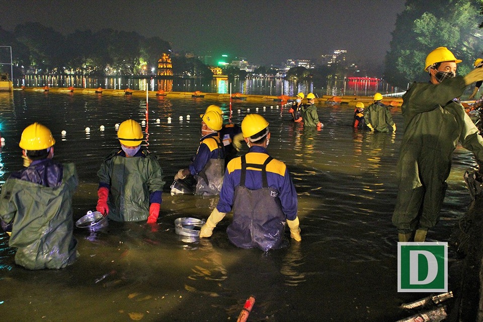 Gần 200 công nhân trắng đêm nạo vét hồ Hoàn Kiếm - 1
Các công nhân nạo vét bùn dưới lòng hồ Hoàn Kiếm.