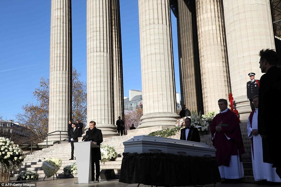 Tổng thống Pháp Macron nói: “Johnny Hallyday là một phần của chúng ta, một phần của nước Pháp. Chúng ta ở đây ngày hôm nay để tiễn đưa ông”.