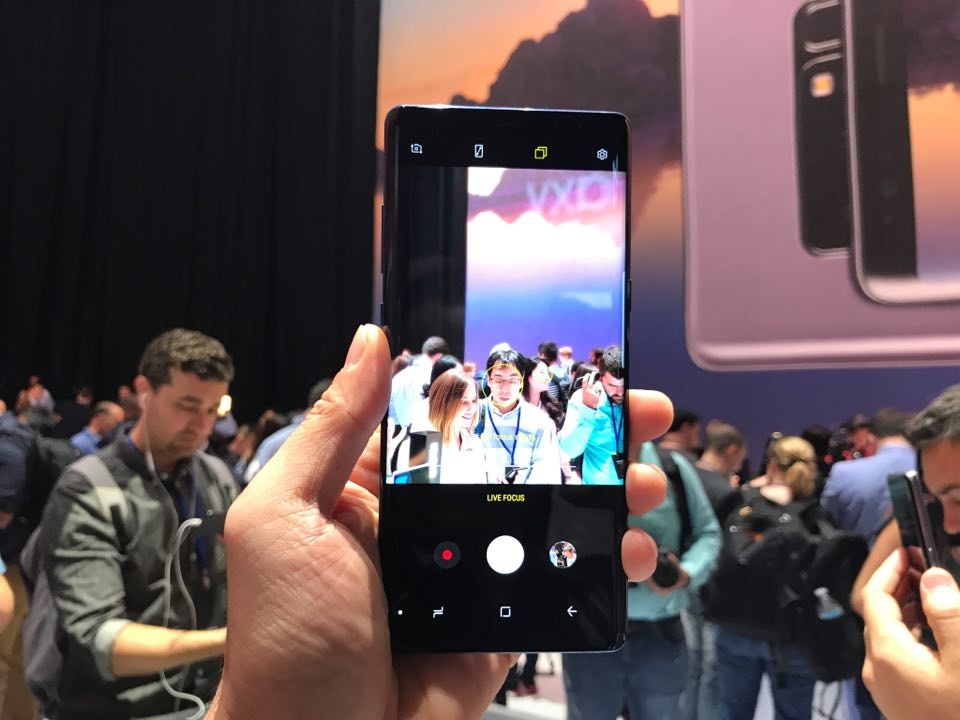 Trên tay Galaxy Note8 camera kép vừa ra mắt tại New York - 9 Một điểm thú vị khác đó là chế độ chụp kép Dual Capture, cả hai máy ảnh sau sẽ chụp hai bức ảnh đồng thời, cho phép lưu cả hai bức ảnh; một bức chụp cận cảnh từ ống kính tele và một bức chụp góc rộng cho thấy toàn bộ khung cảnh nền.